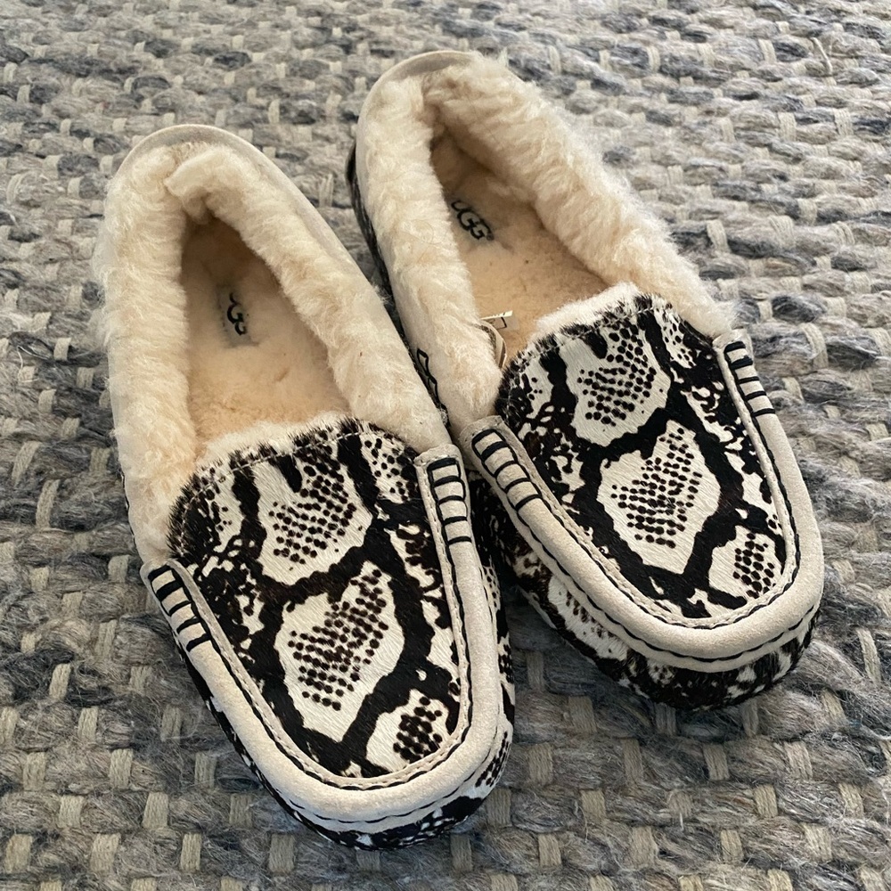 UGG Women's Size 6 Black and Cream Snake print Slippers